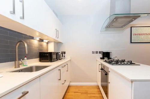 Photo 18 - Stylish & Luxurious 2 Bedroom Flat - Shoreditch