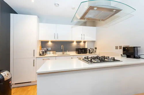 Photo 17 - Stylish & Luxurious 2 Bedroom Flat - Shoreditch