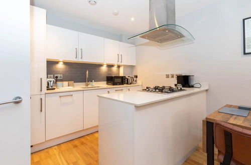 Photo 16 - Stylish & Luxurious 2 Bedroom Flat - Shoreditch