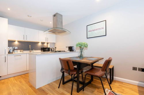 Photo 15 - Stylish & Luxurious 2 Bedroom Flat - Shoreditch