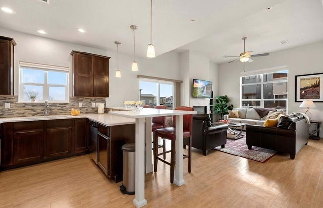 Modern Townhome Steps From the Brewery District! - Foto 9
