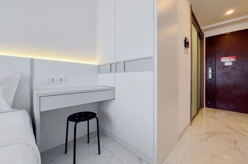 Photo 4 - Cozy Studio At 17Th Floor Sky House Bsd Apartment Near Mall