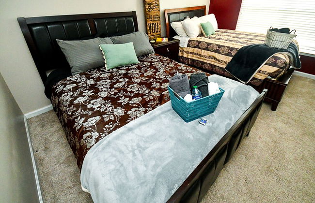 4 - Bed home, w/ Cali King Bed - 12 mins. to DTWN - Foto 3