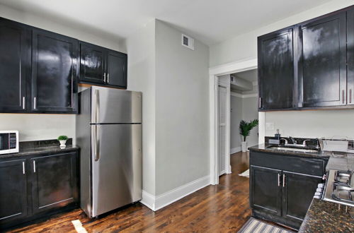 Photo 8 - 2BR Comfy & Chic Sunnyside Apt near Shop