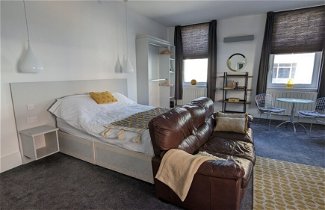 Photo 1 - Gorgeous, Comfortable Apartment on the High Street