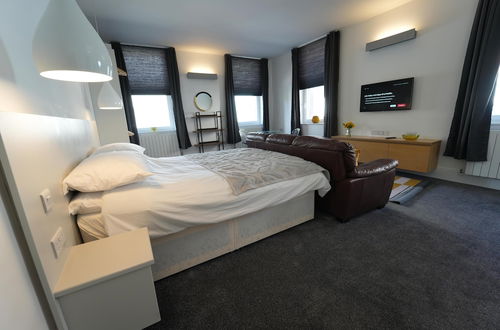 Photo 4 - Gorgeous, Comfortable Apartment on the High Street