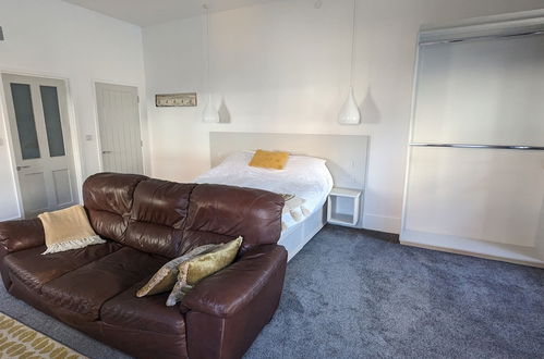 Photo 7 - Gorgeous, Comfortable Apartment on the High Street