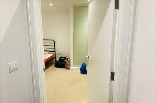 Photo 11 - Inviting 2-bed Apartment in London