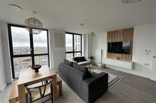 Photo 15 - Beautiful 2 Bed Penthouse With Balcony Views Ldn