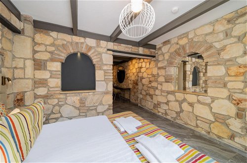 Photo 12 - Charming Hotel Room Near Hadrian s Gate