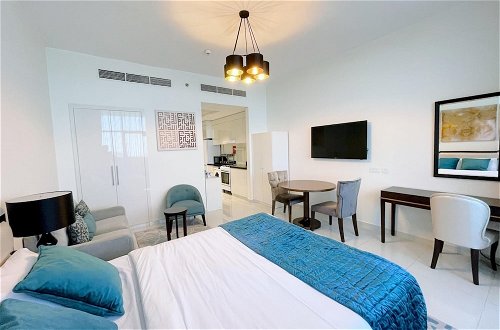 Foto 3 - Elite LUX Holiday Homes - Elegantly Furnished Studio in JVC