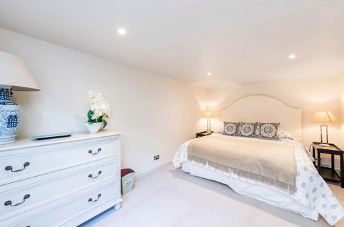 Photo 14 - Modern Marble Arch 3bed Family Home