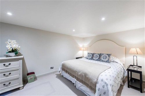 Photo 12 - Modern Marble Arch 3bed Family Home