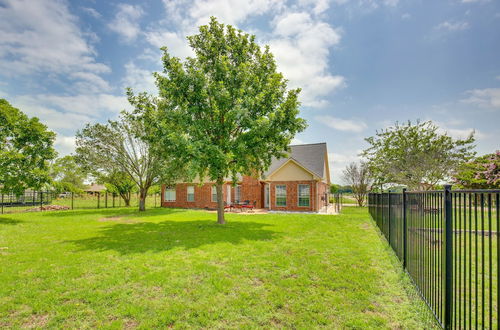 Photo 5 - Stunning Van Alstyne Retreat w/ Patio & Fireplace