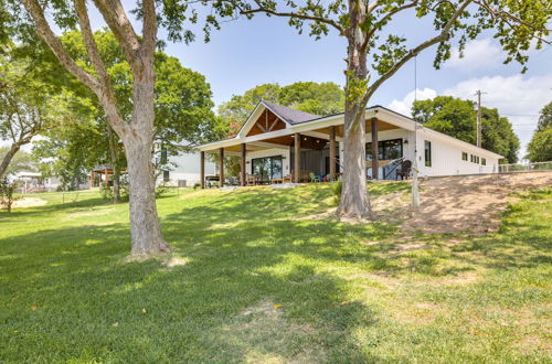 Foto 39 - Lakefront Onalaska Home w/ Screened-in Porch