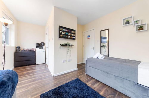 Photo 8 - Spacious Sleeps 3 Ensuite Room In Twickenham TW7