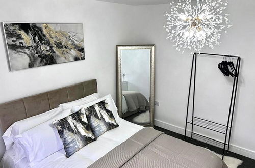 Photo 3 - Luxury 2-bed Apartment Lindley Huddersfield