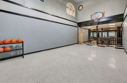 Foto 24 - Large Home w/ Indoor Basketball Court + Game Room