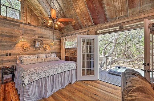Photo 9 - 'horse Thief Inn' Cabin Retreat w/ Deck & Hot Tub