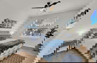Foto 2 - Stunning Lake Home With Pool-beach-gym-boat Access