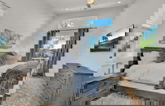 Foto 3 - Stunning Lake Home With Pool-beach-gym-boat Access