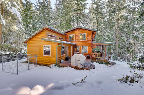 Foto 27 - Rustic Sequim Cabin w/ Fire Pit & Forested Views