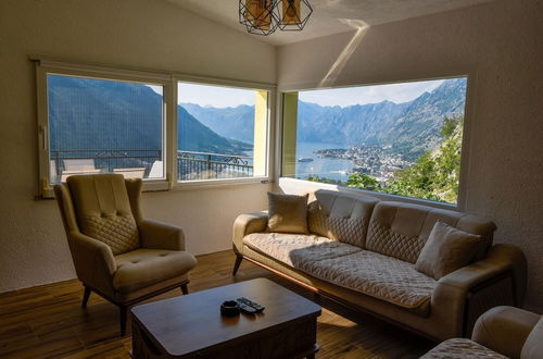 Foto 1 - Sea View Flat w Terrace in Kotor 8 min to Beach