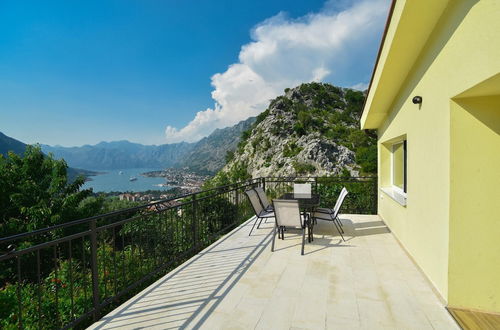 Foto 23 - Sea View Flat w Terrace in Kotor 8 min to Beach