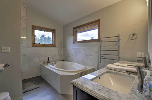 Foto 2 - Blissful Breck Home w/ View + Hot Tub, 1 Mi to Ski