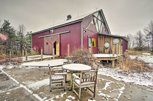 Foto 12 - Historic Michigan Farmhouse w/ Grill & Fire Pit