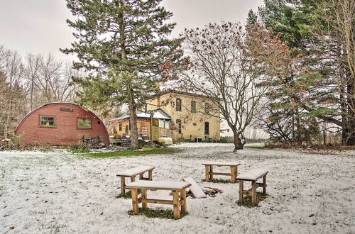 Foto 9 - Historic Michigan Farmhouse w/ Grill & Fire Pit