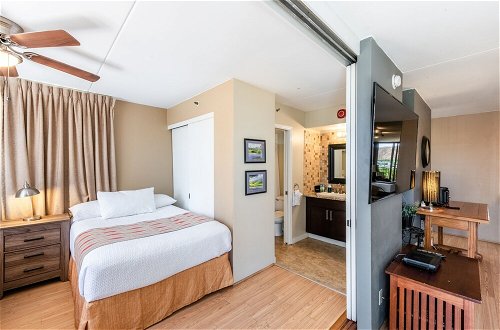 Foto 5 - Spacious 14th Floor Corner Suite, Partial Diamond Head and Ocean Views, FREE Parking! by Koko Resort Vacation Rentals