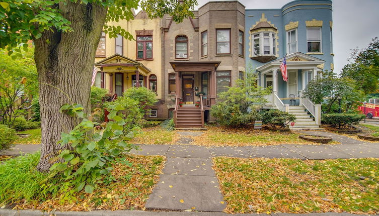 Foto 1 - Historic Townhome in Oak Park w/ Backyard