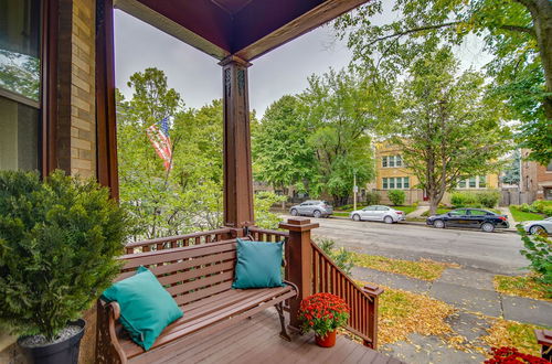 Foto 8 - Historic Townhome in Oak Park w/ Backyard