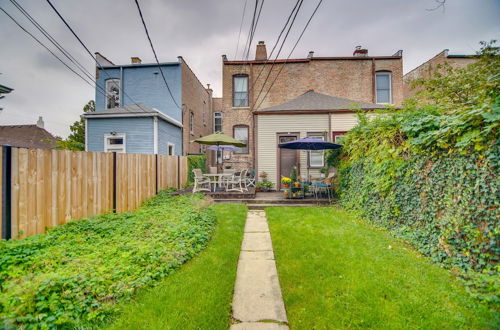 Foto 14 - Historic Townhome in Oak Park w/ Backyard