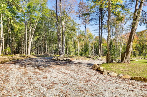 Foto 17 - Cozy Camden Cottage w/ Fire Pit & Trail Access