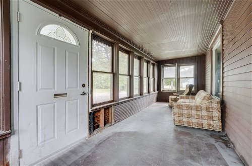 Photo 2 - Centrally Located Albion Home With Screened Porch