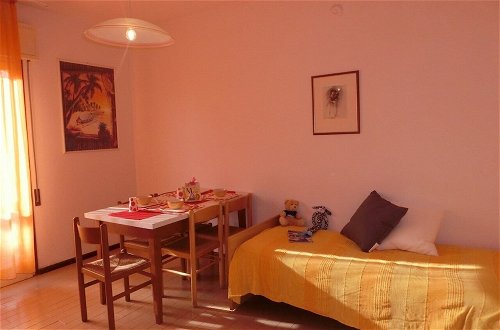 Foto 3 - Comfy One-bedroom Apartment With Terrace and Lift