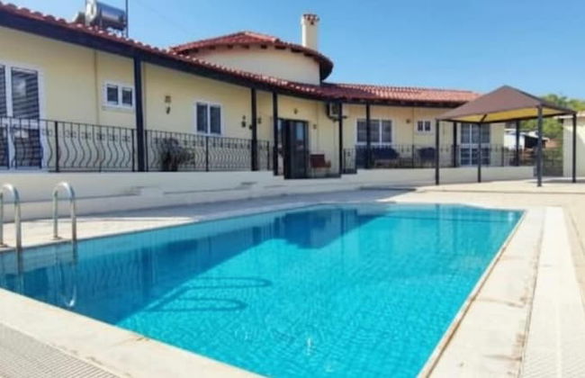 Villa - Private Pool, Free Parking & pet Friendly - Photo 1