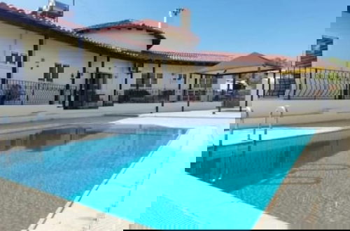 Foto 16 - Remarkable 3-bed Villa in Catalkoy