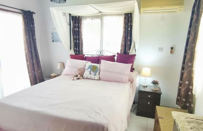 Villa - Private Pool, Free Parking & pet Friendly - Photo 9
