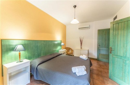 Photo 6 - Quaint Residence I Mirti Bianchi 2 Bedroom Apartment Sleeps 6 Nym0499