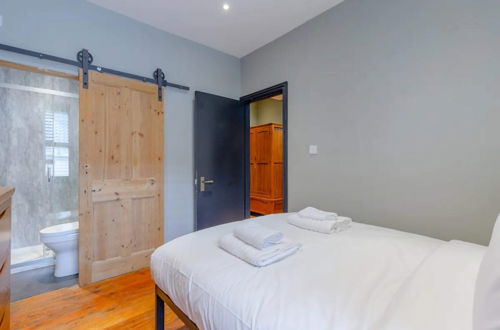 Photo 6 - Inviting 4BD With Private Patio - Bethnal Green