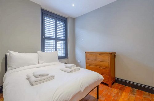 Photo 7 - Inviting 4BD With Private Patio - Bethnal Green