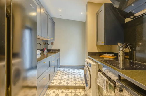 Photo 14 - Inviting 4BD With Private Patio - Bethnal Green