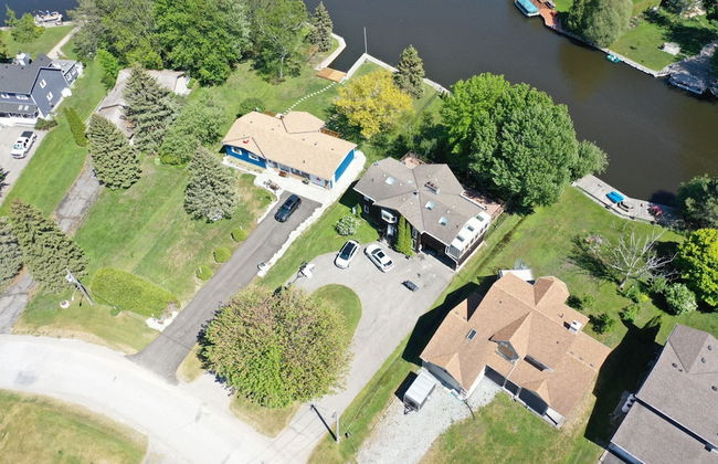 Waterfront Cottage 4 BD by GLOBALSTAY - Photo 1