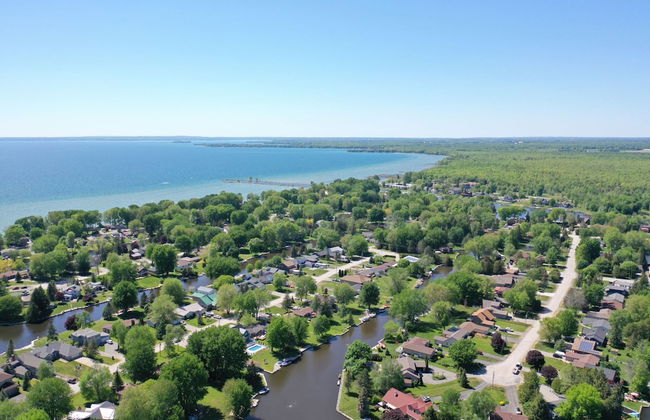 Waterfront Cottage 4 BD by GLOBALSTAY - Photo 30