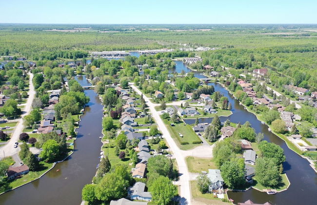 Waterfront Cottage 4 BD by GLOBALSTAY - Photo 26