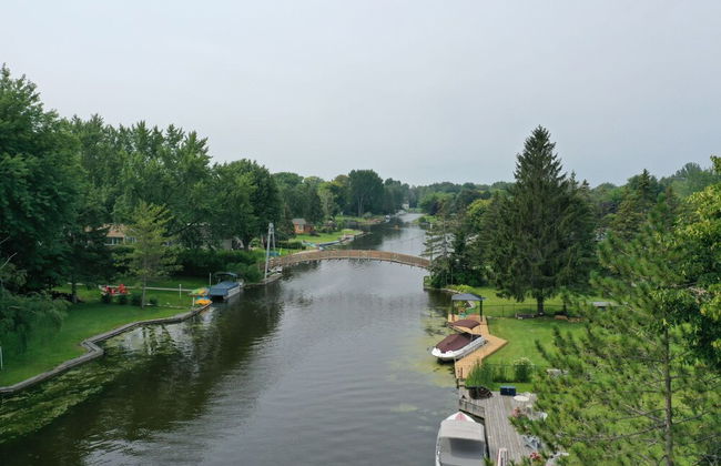 Waterfront Cottage 4 BD by GLOBALSTAY - Photo 31
