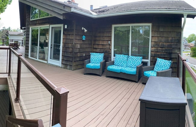 Waterfront Cottage 4 BD by GLOBALSTAY - Photo 23